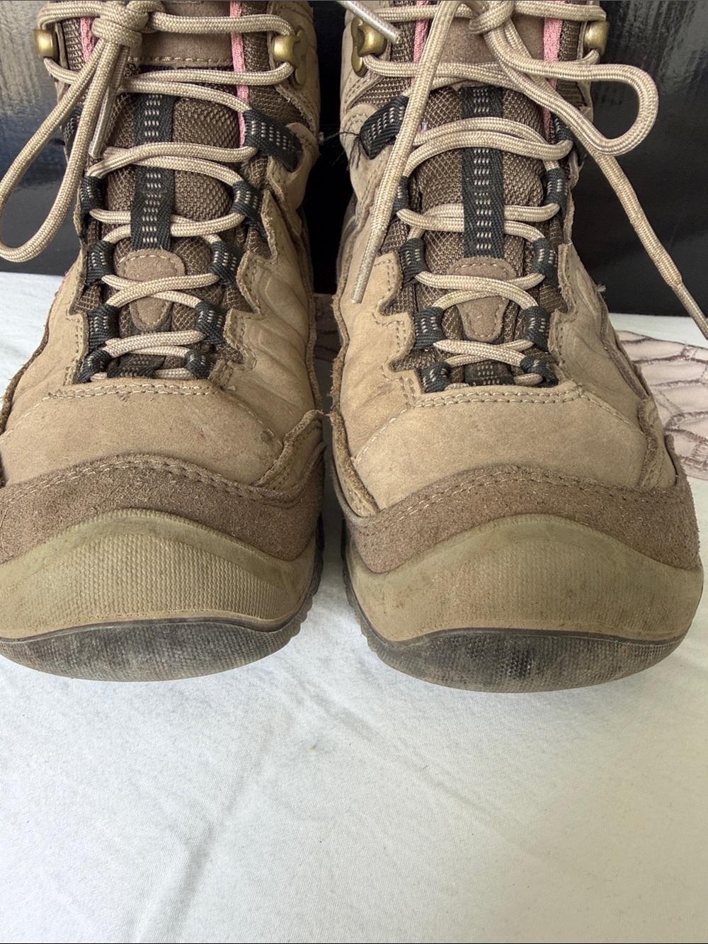 Keen Women's Tan Hiking Boots with Pink Lining 8 wide - Picture 3 of 6